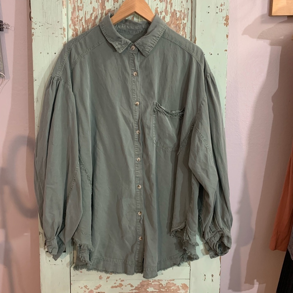 Women’s Veveret green button-up long sleeve shirt with frayed hem